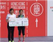 Miss Chan Man Ying (right) won the champion in ‘Half Marathon - Female Elite (Junior)’ of Hong Kong Streetathon@Kowloon.
